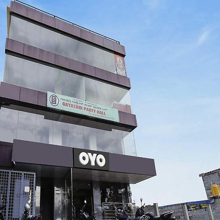 Oyo Flagship Gayathri Lodging & Boarding Hotel Bangalore Exterior photo