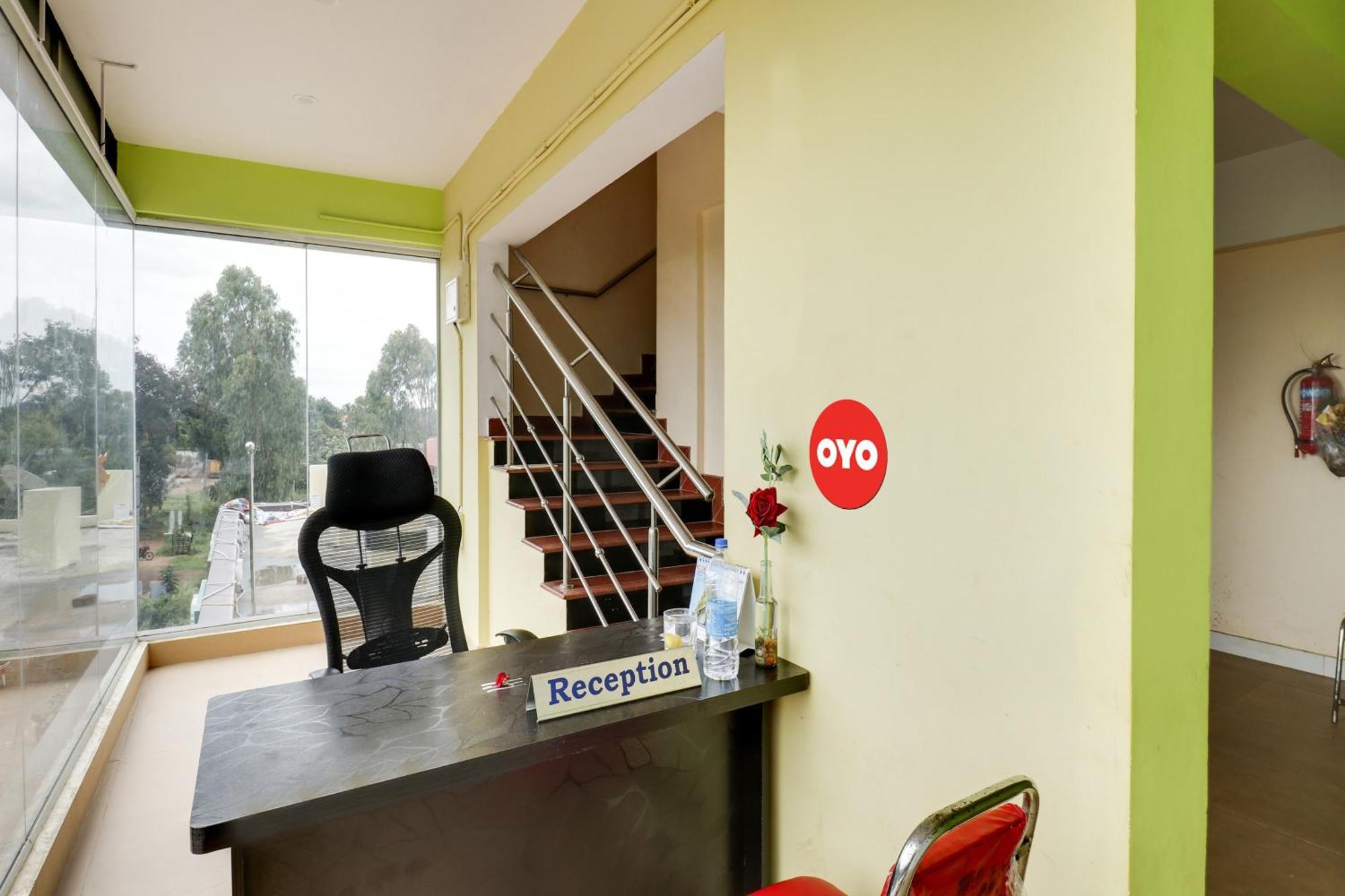 Oyo Flagship Gayathri Lodging & Boarding Hotel Bangalore Exterior photo